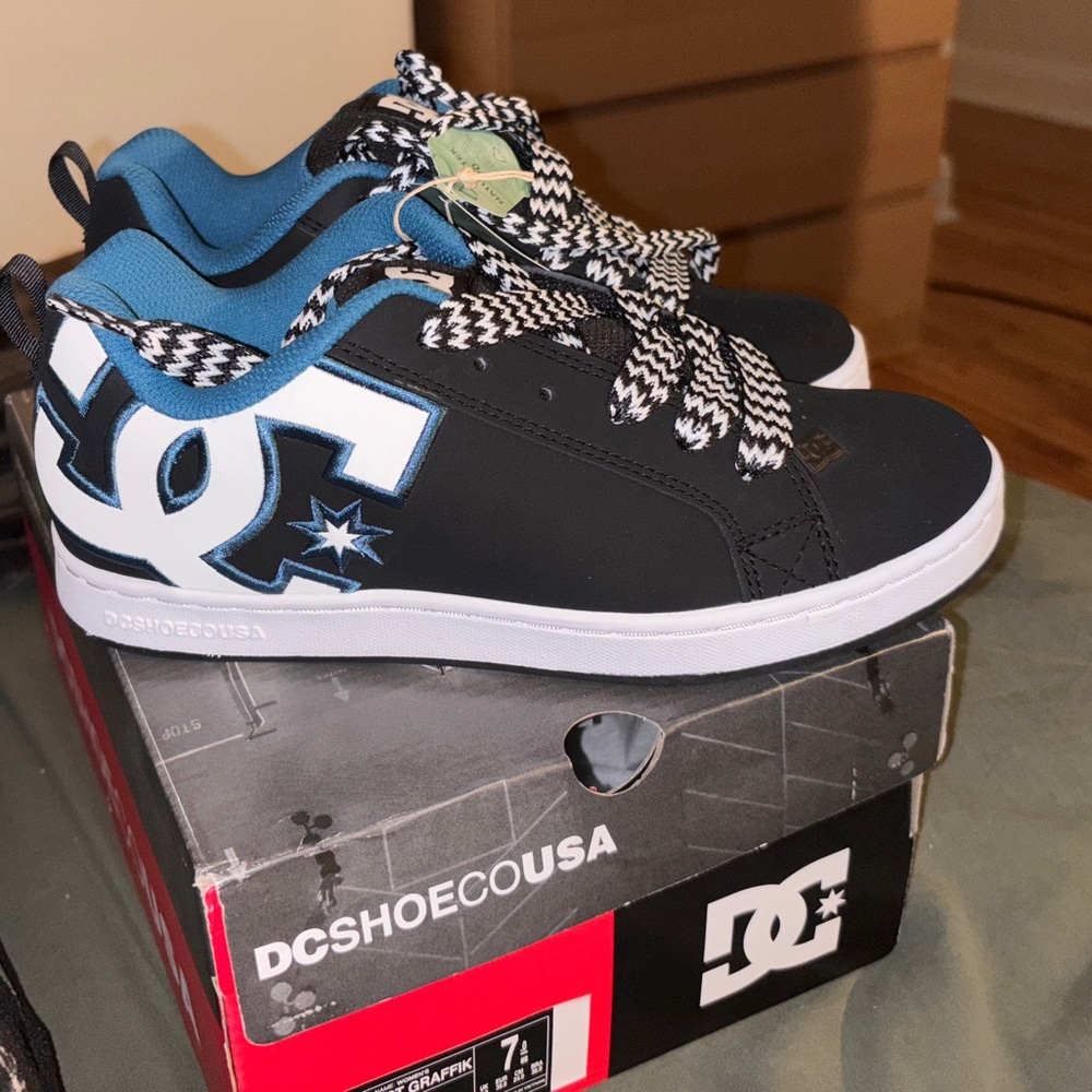 DC court graffik shoe size 7